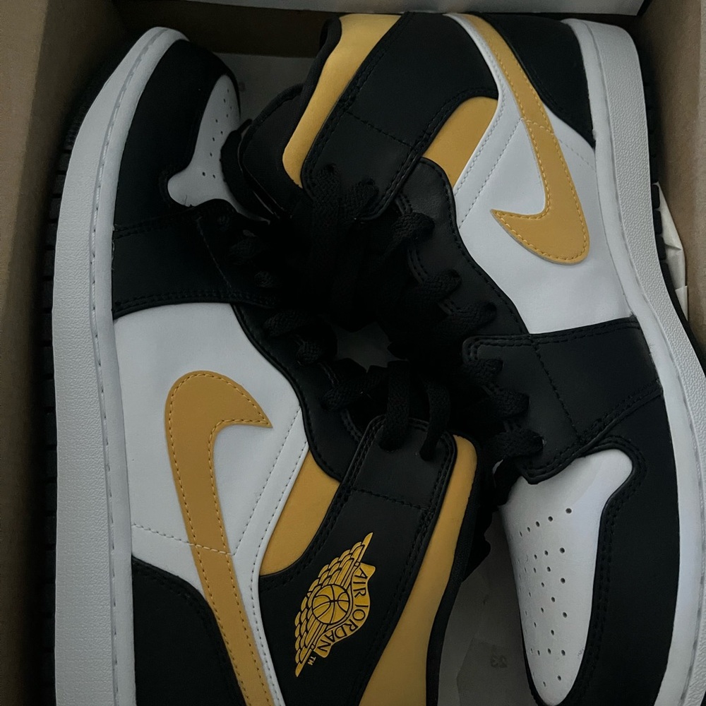 Air Jordan Mid 1 - Pollen/ Black